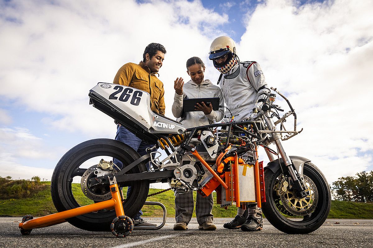 Estudiantes del MIT fabrican una moto de hidrógeno Estudiantes del MIT fabrican una moto de hidrógeno