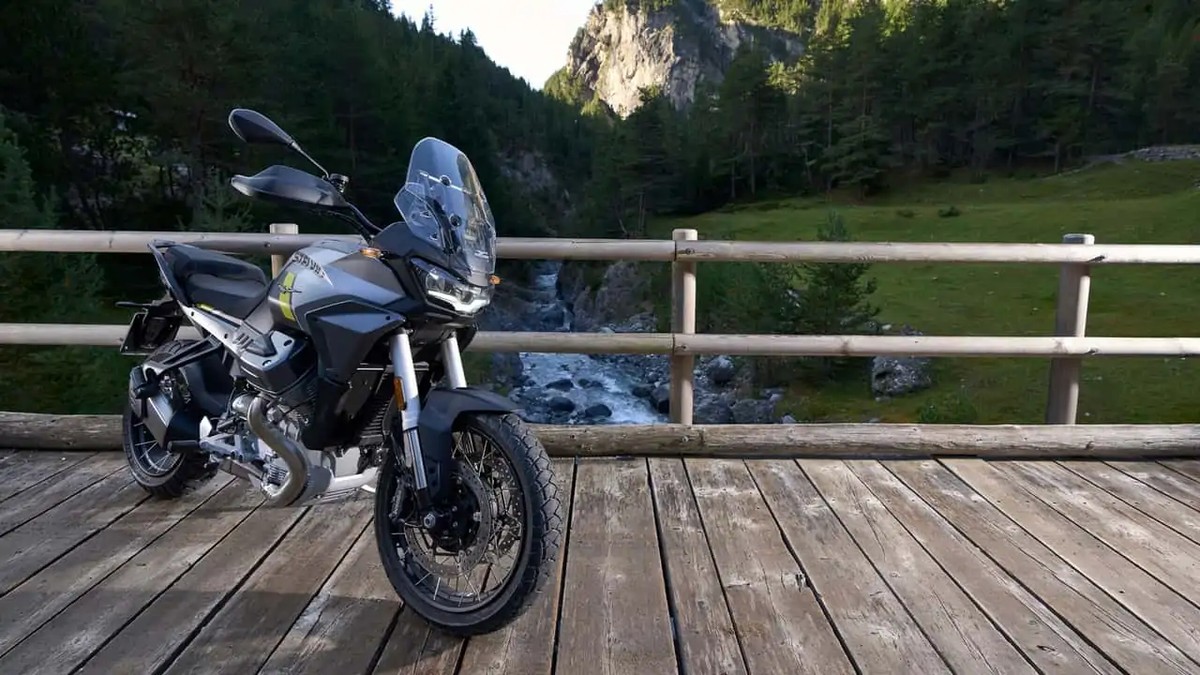 Moto Guzzi Stelvio: gran trail turística con motor Mandello 