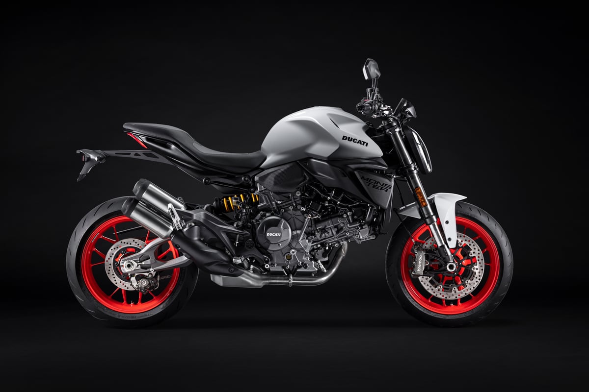 Ducati Monster 2026: 111 CV, 175 kg y ABS en curva 
