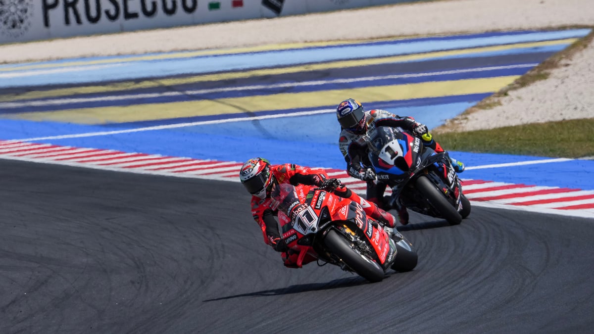 Mundial de SBK Misano: Toprak destroza a Bulega en su casa