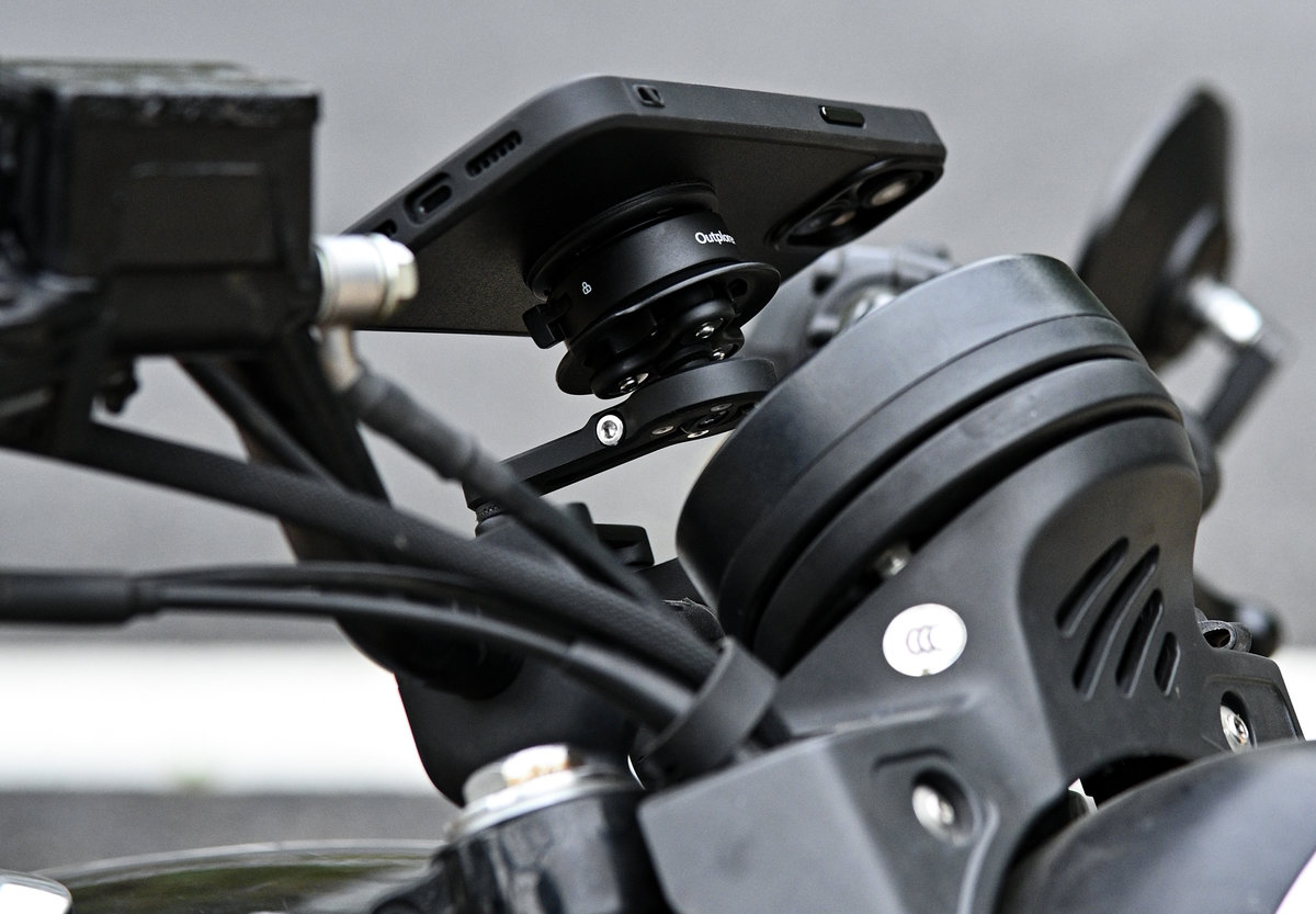 Outplorer: sistemas de fijación magnética y amortiguada para móvil Outplorer: sistemas de fijación magnética y amortiguada para móvil