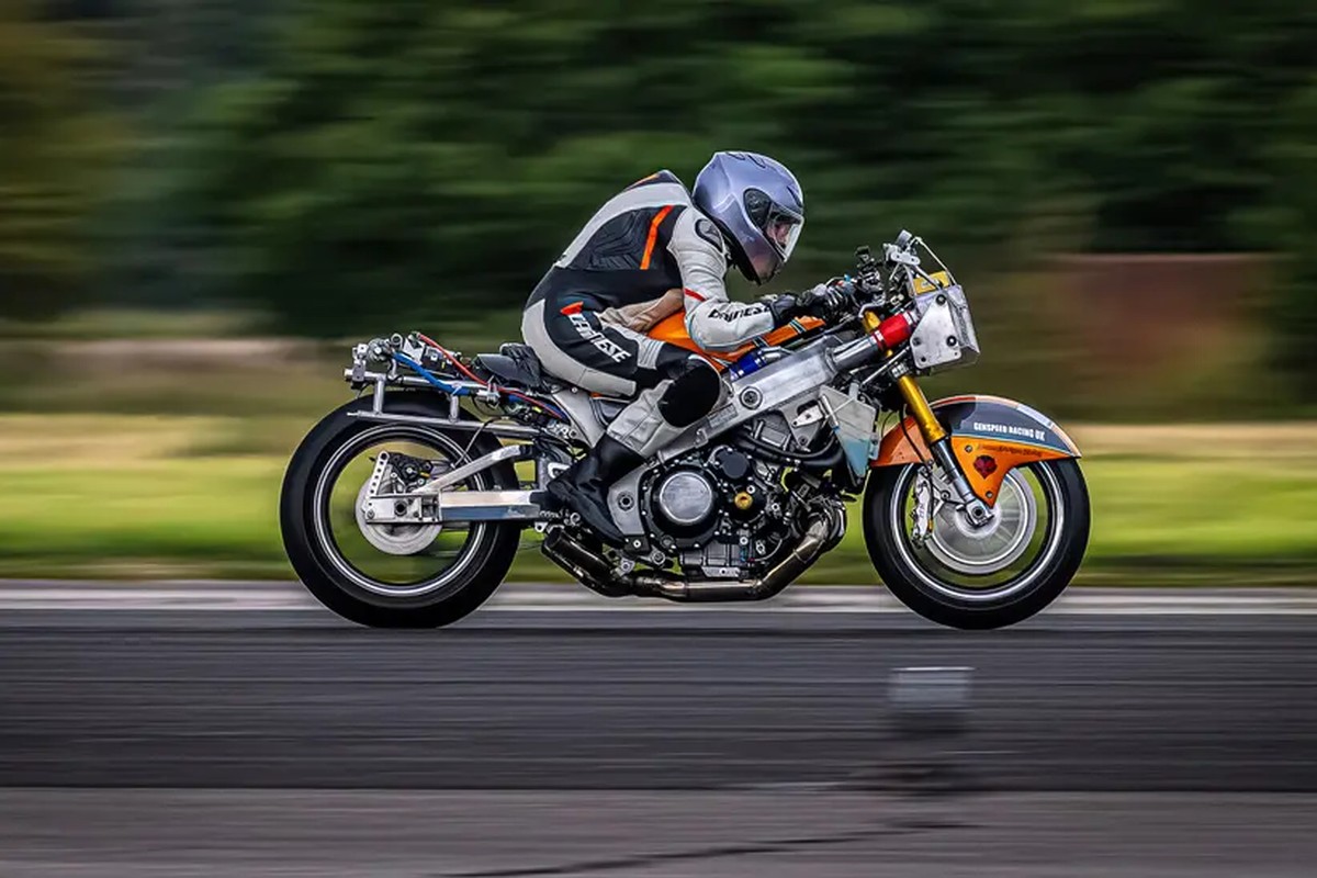 Récord de velocidad femenino con una naked, ¡372 km/h! Récord de velocidad femenino con una naked, ¡372 km/h!
