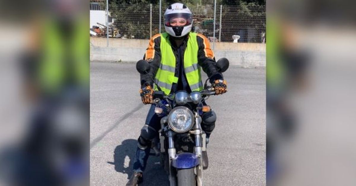 El periodista Roberto Saviano vuelve a ir en moto