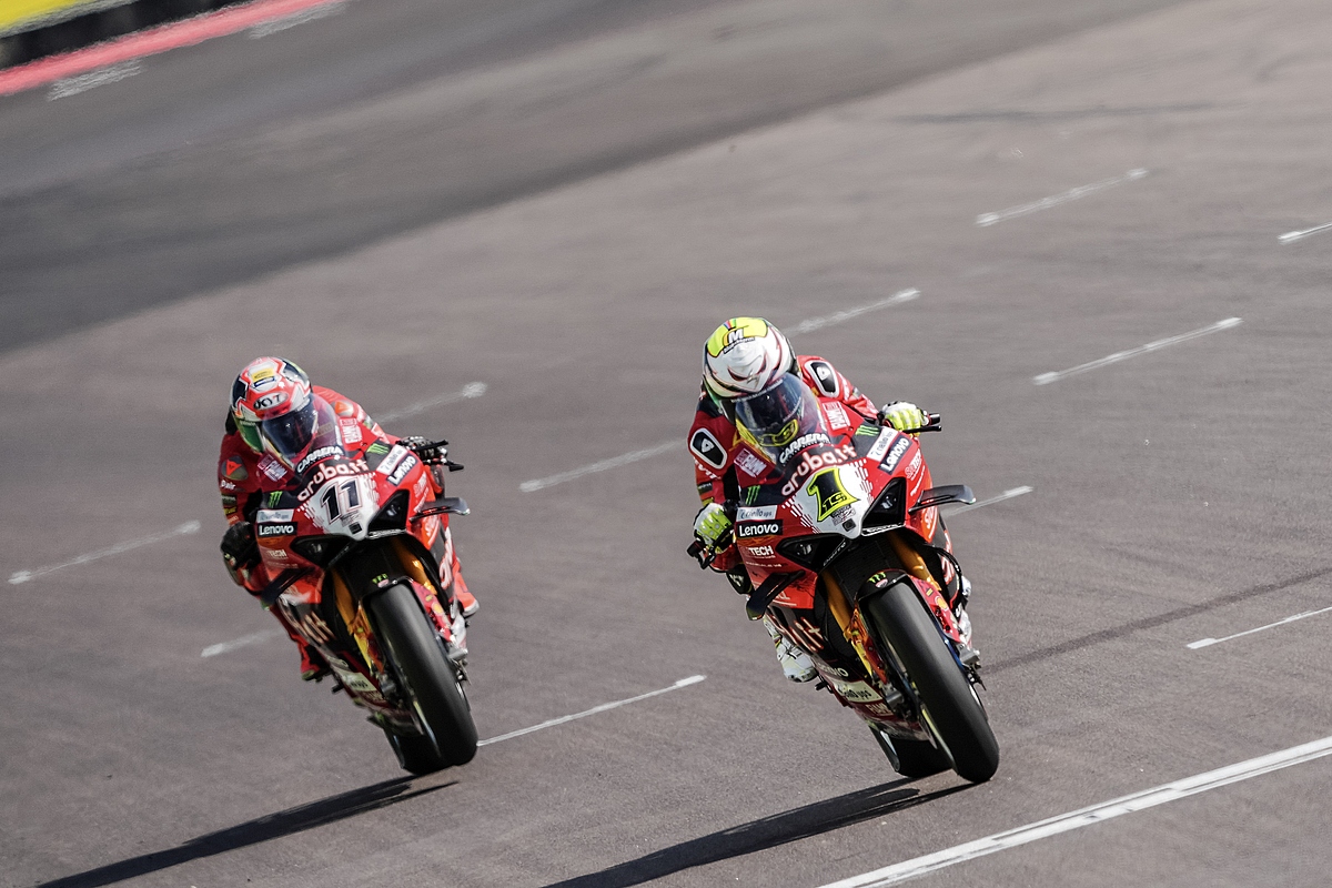 Mundial SBK Cremona: ¡Triplete de Danilo Petrucci!