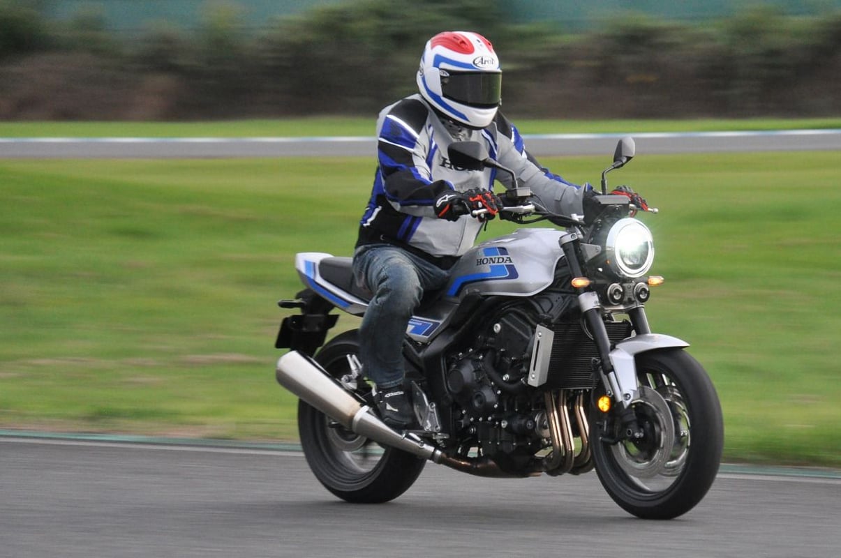¡Freddie Spencer prueba la Honda CB1000F en Japón!