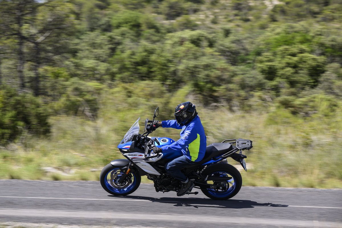 Prueba Suzuki SV-7 GX: crossover A2 con motor V2 icónico y precio ajustado