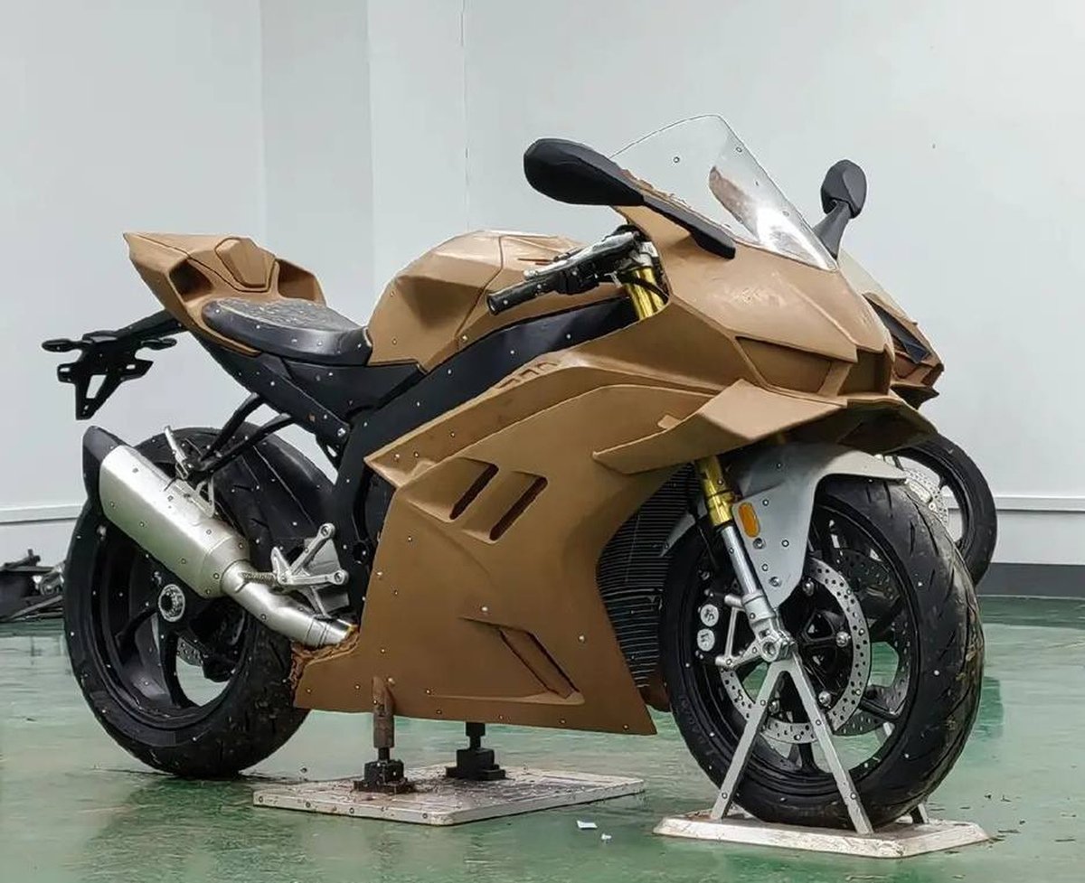 ZXJC 820RR: la tricilíndrica china de 150 CV y 299 km/h