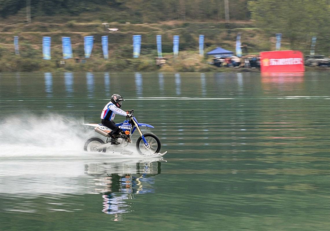 El fundador de ZXMoto bate un récord: ¡casi 41 km en moto sobre agua! El fundador de ZXMoto bate un récord: ¡casi 41 km en moto sobre agua!