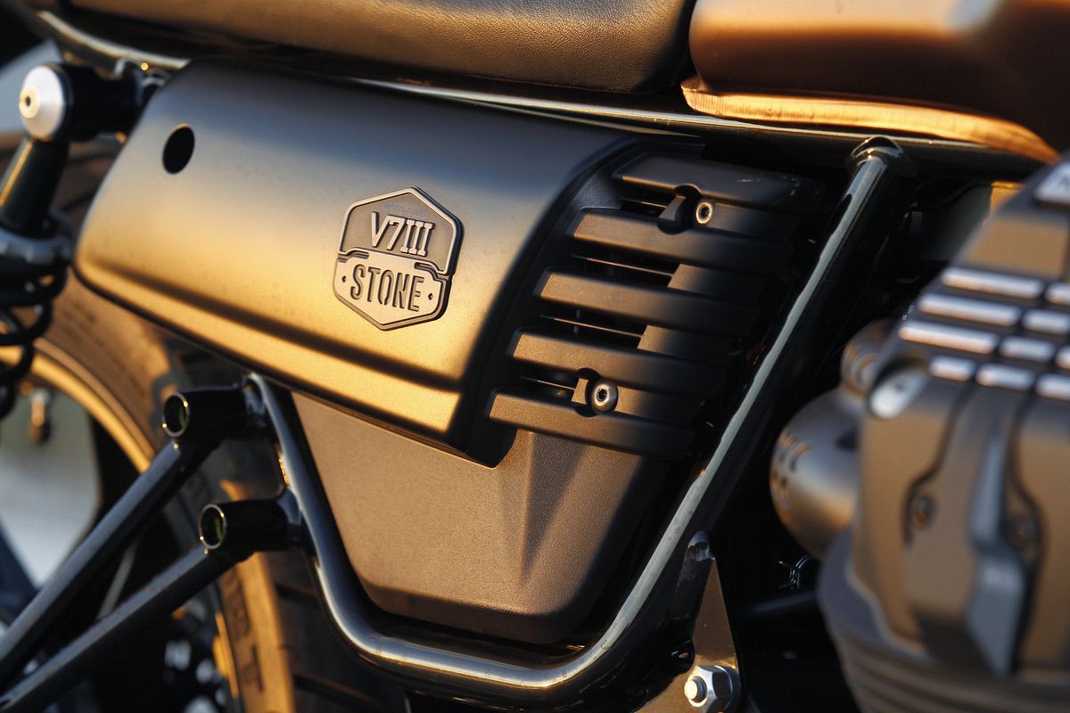 Moto Guzzi V7 Stone III Night Pack: El sentido de la vida