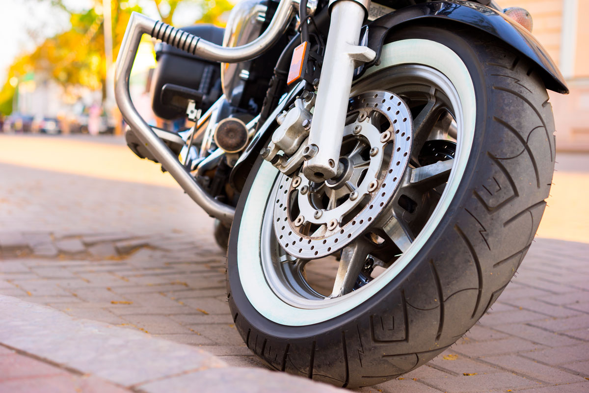 Qué es y qué debe incluir un kit repara pinchazos de moto