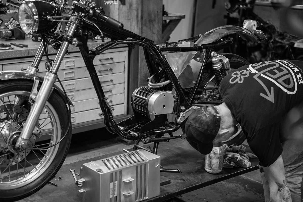 Deus SR-E: las motos eléctricas llegan a las preparaciones