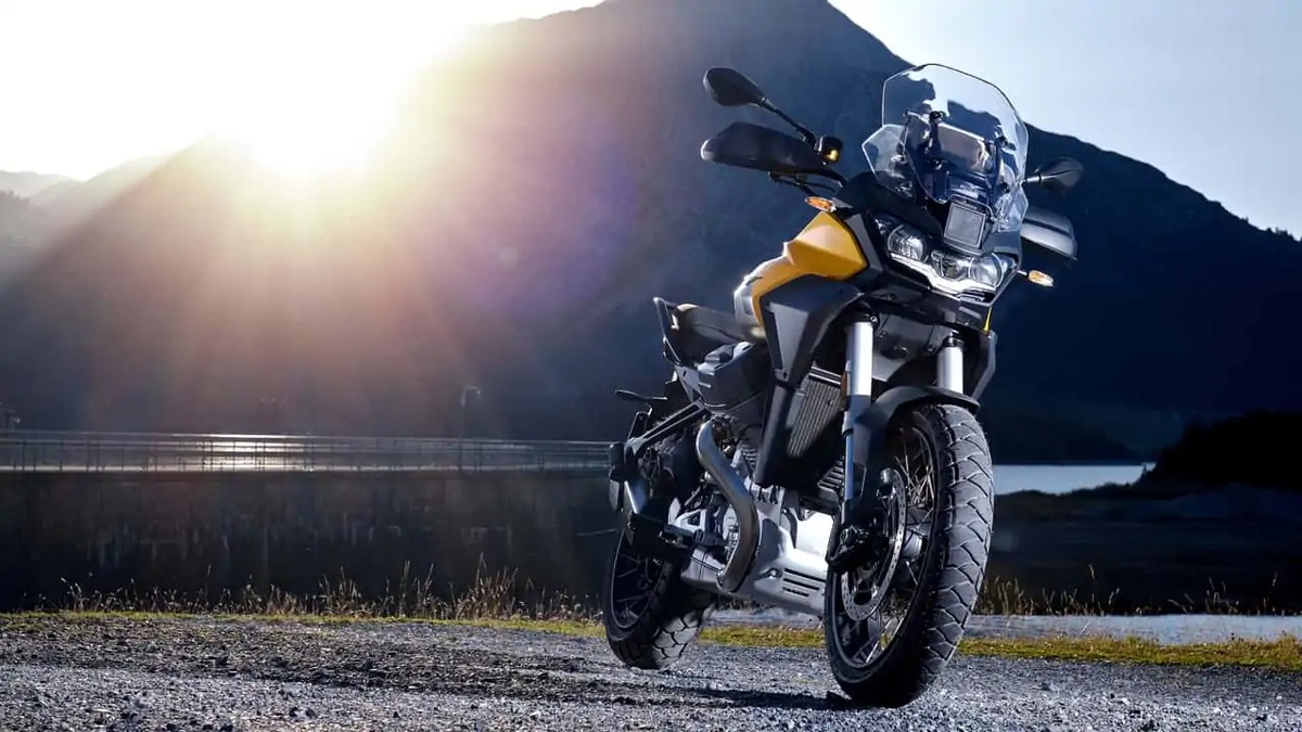 Moto Guzzi Stelvio: gran trail turística con motor Mandello 