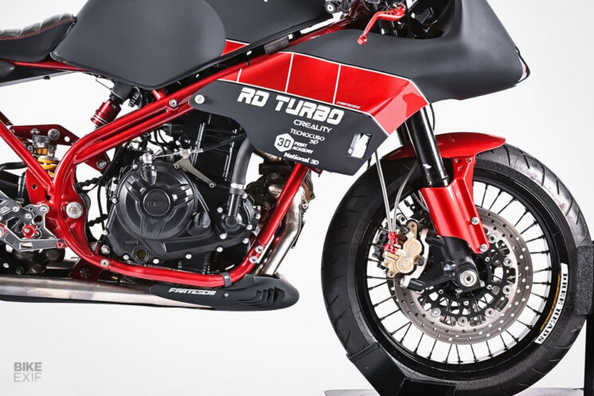 Moto de ensueño: Homenaje a la Yamaha RD350 con motor R3 turbo