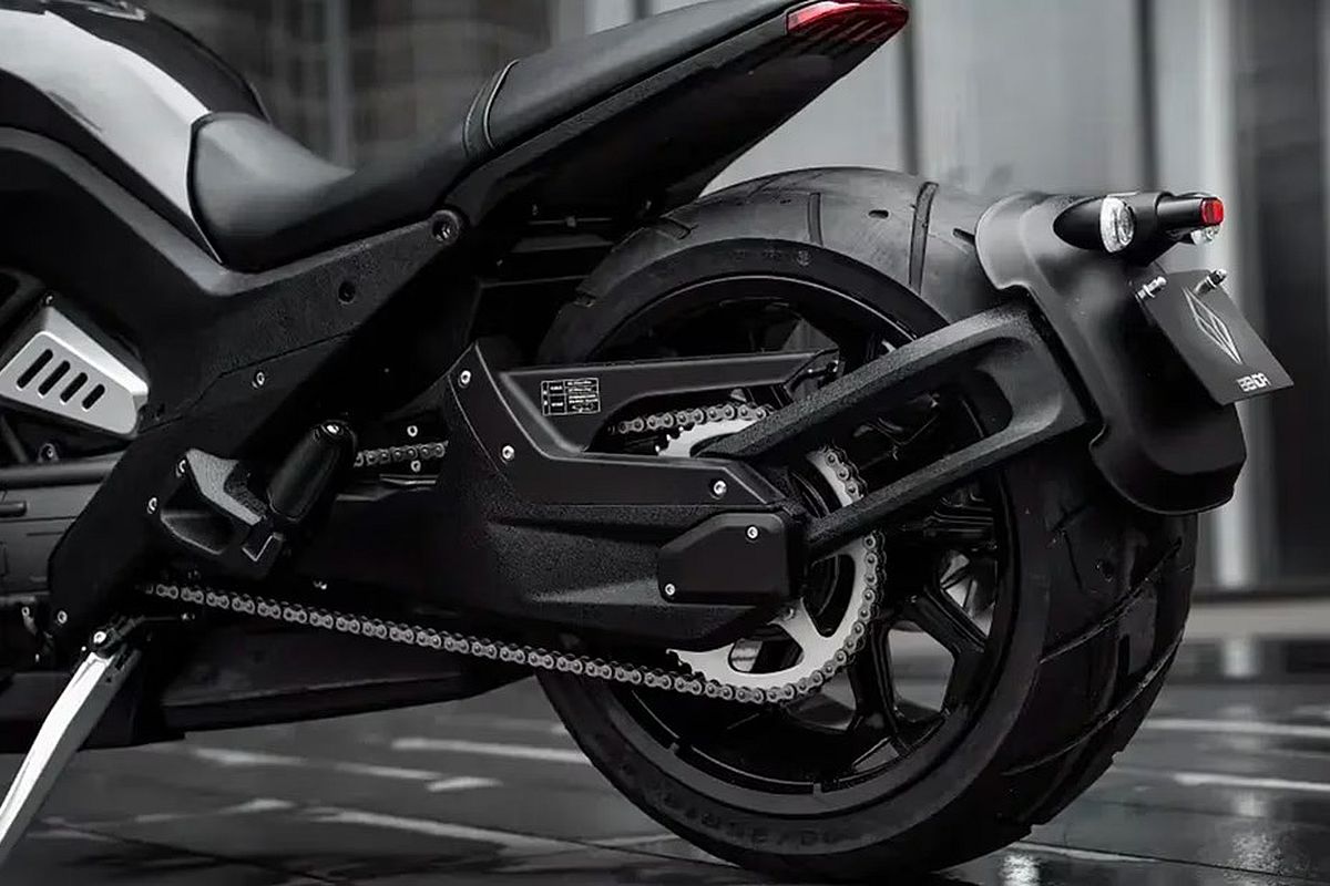 Benda LFC 700: custom de 94 CV por 10990 euros