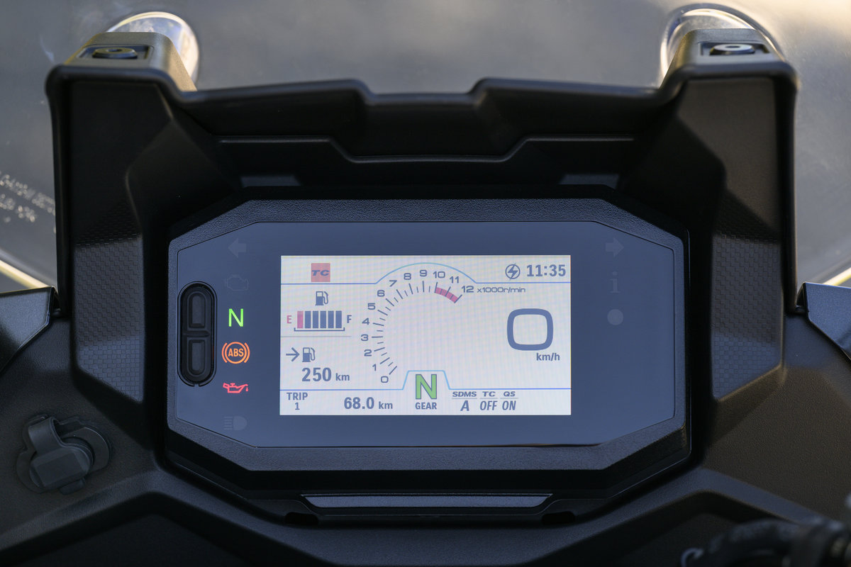 Prueba Suzuki SV-7 GX: crossover A2 con motor V2 icónico y precio ajustado