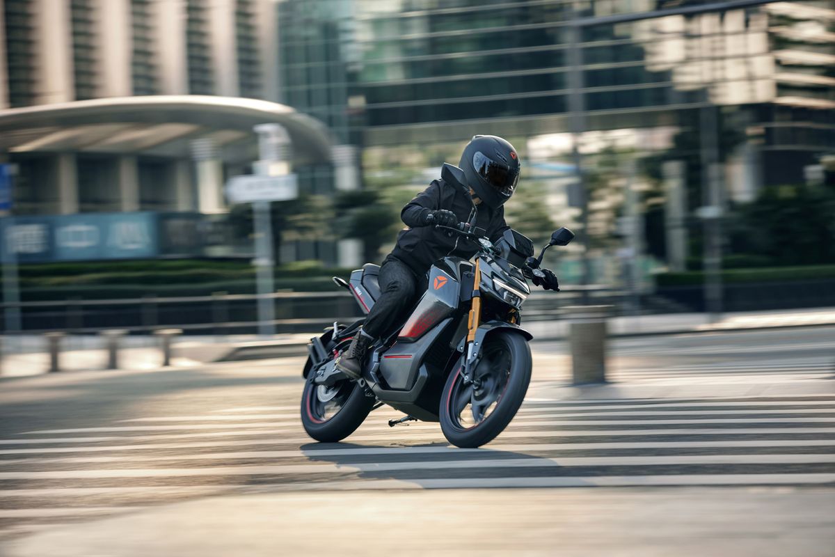 YADEA presenta dos prototipos: Moto y scooter de rueda alta