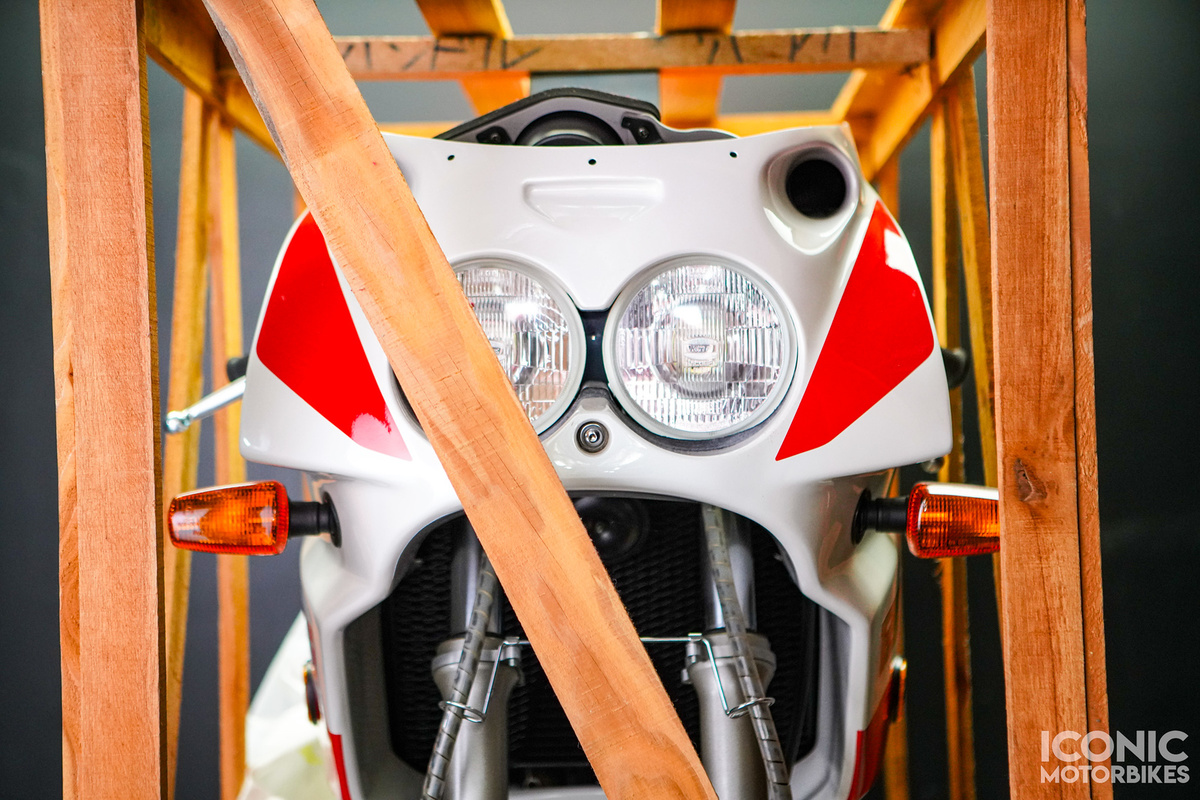 Ensueño: Yamaha FZR750R OW-01 de 1990, ¡a estrenar!