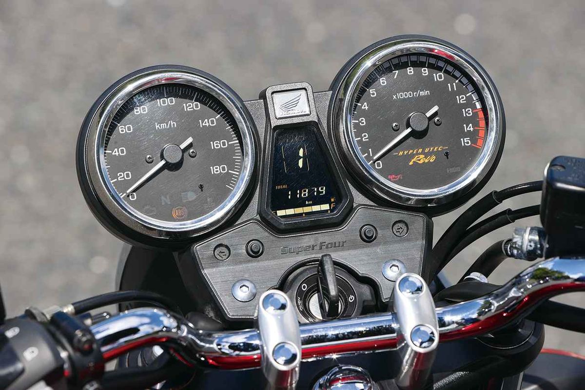 Honda CB400 Super Four: ¡Moto del año en Japón!