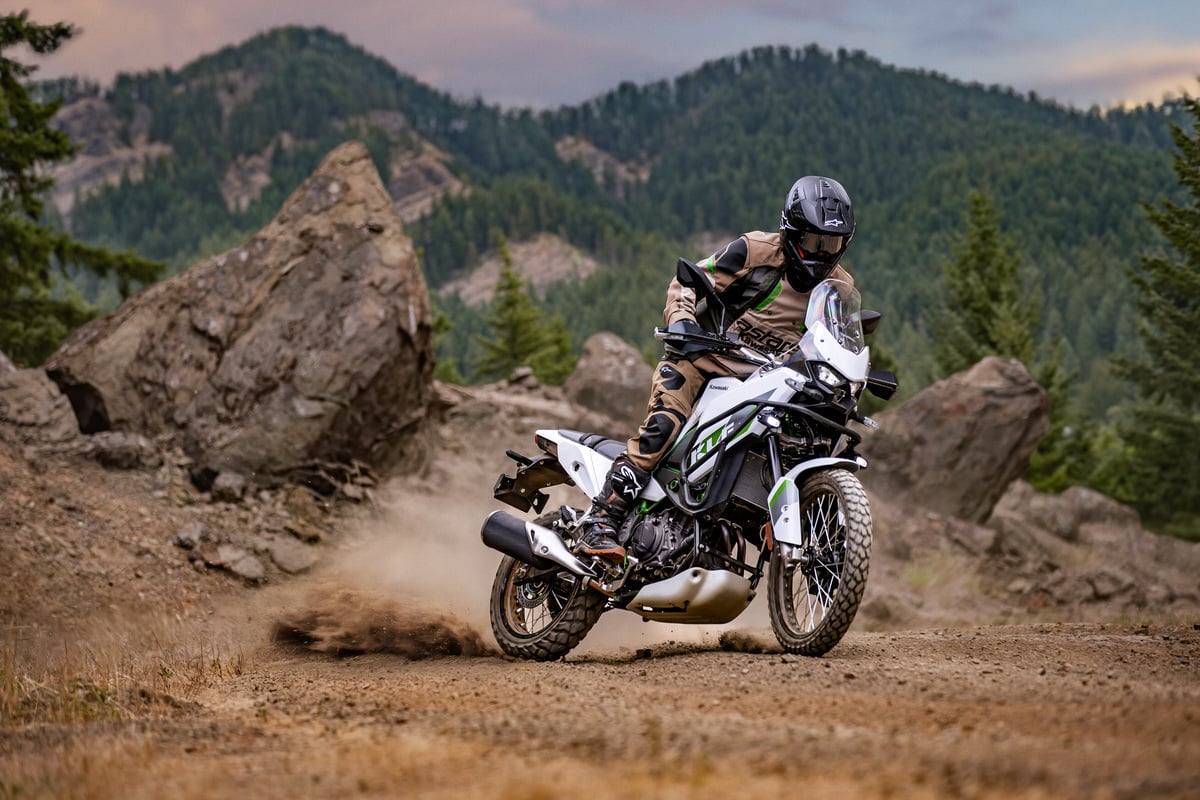 Kawasaki KLE500 2026: icónica trail para el A2 con un bicilíndrico de 45 CV