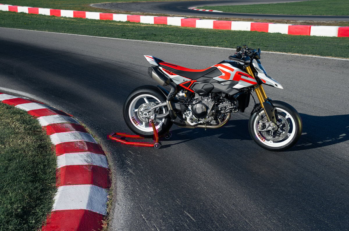 Ducati Hypermotard V2: ¡la moto más divertida! 180 kg y 120 CV