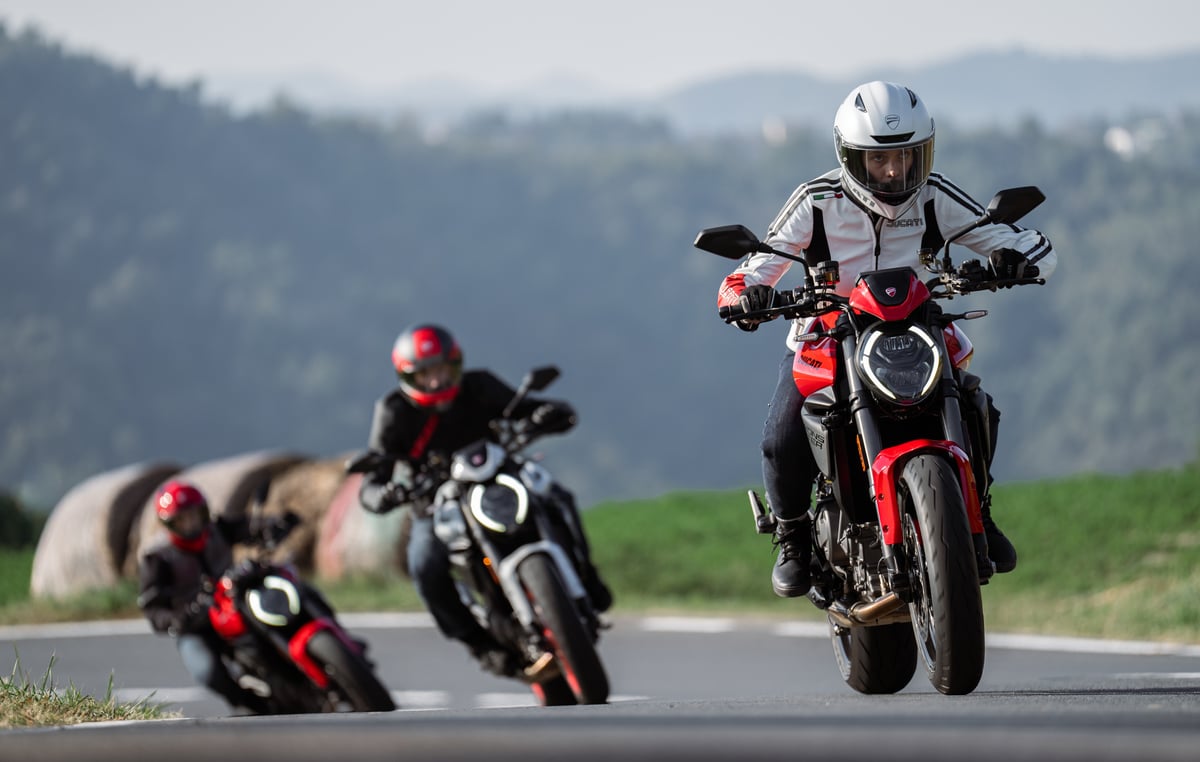 Ducati Monster 2026: 111 CV, 175 kg y ABS en curva 
