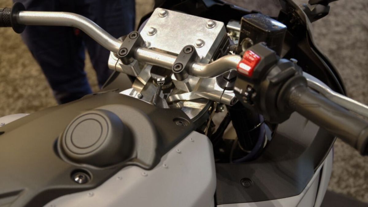 Yamaha inventa la moto que no se cae en parado