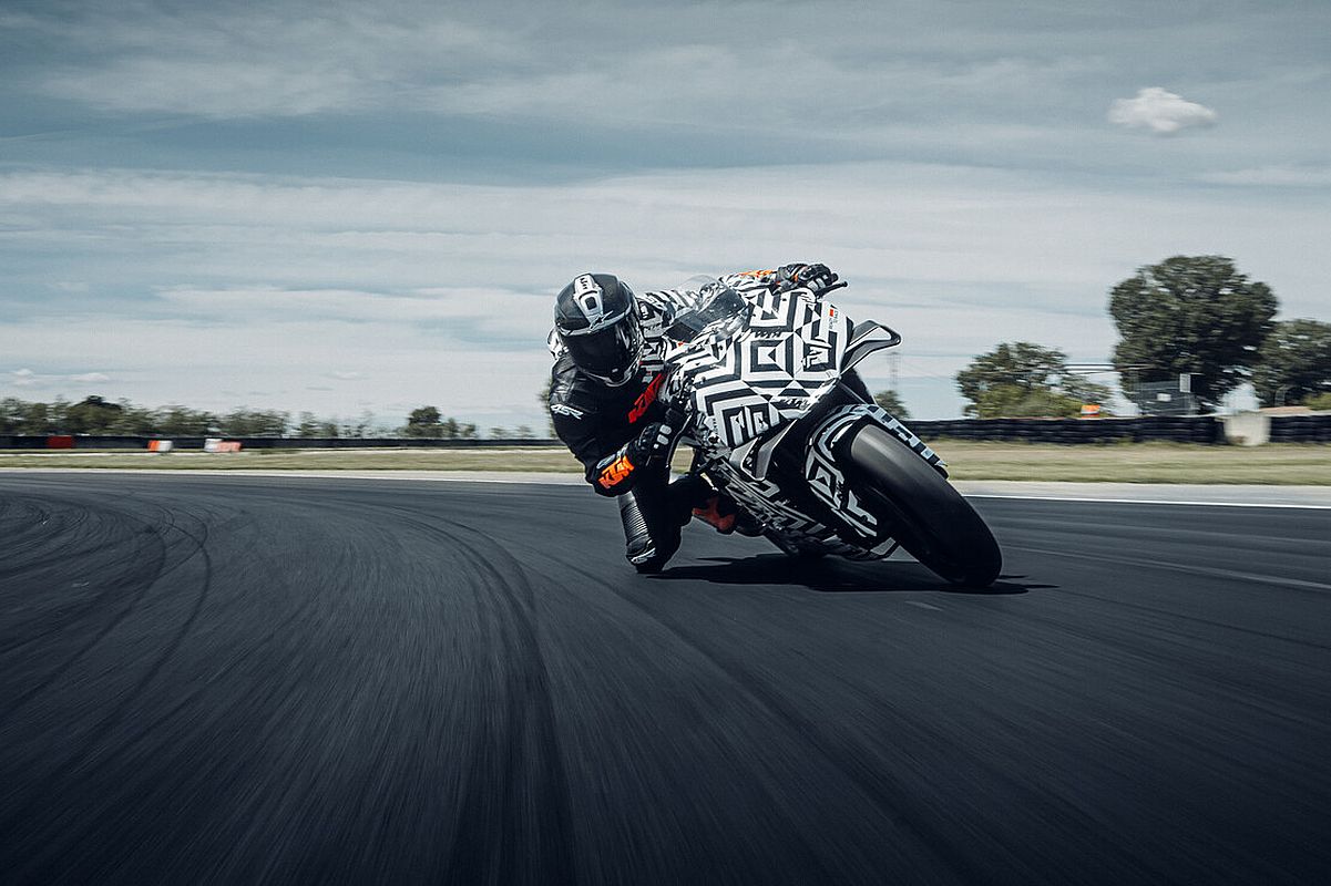 KTM 990 RC R y Track: casi una MotoGP de calle para 2025