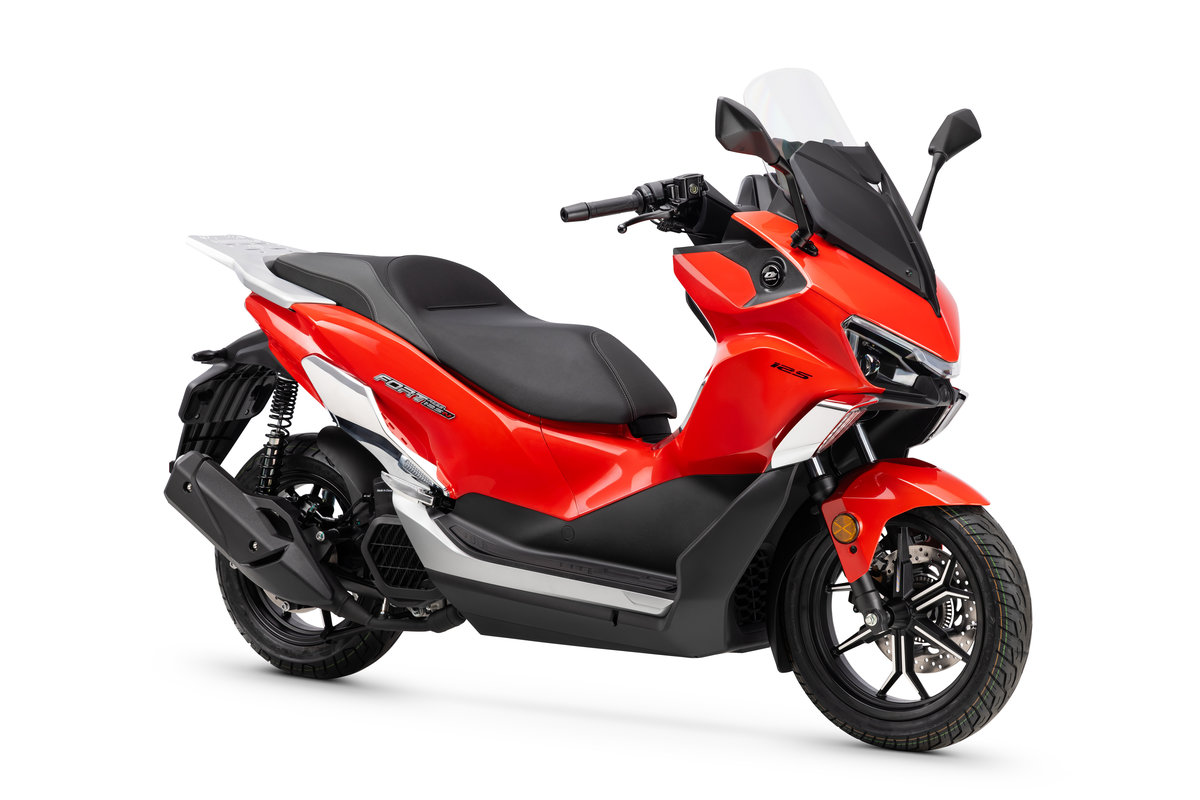 Prueba QJ Motor Fort 125N: el scooter GT para el A1 más equipado Prueba QJ Motor Fort 125N: el scooter GT para el A1 más equipado