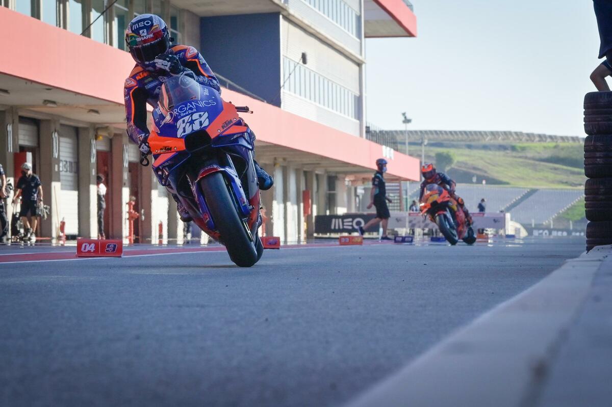 Oliveira lidera la revolución de los satélites en Moto GP Oliveira lidera la revolución de los satélites en Moto GP