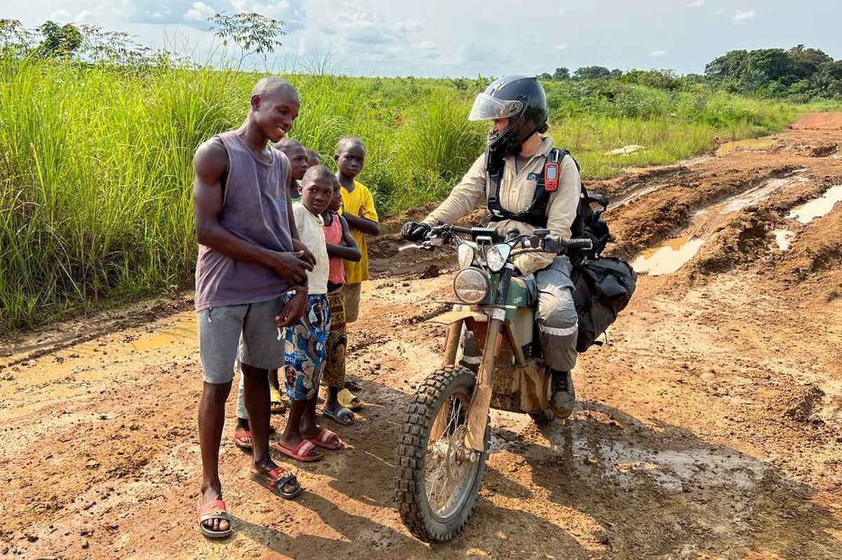 Una mujer cruza África en una moto eléctrica