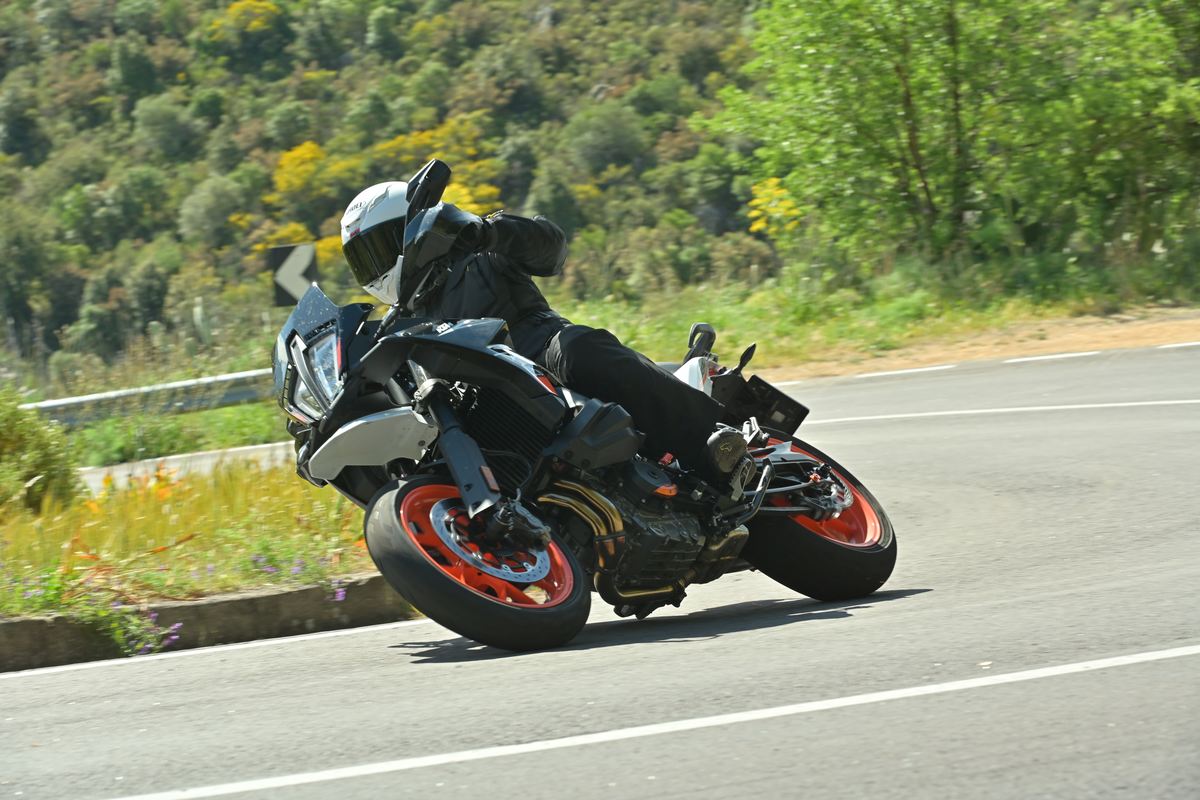 Prueba KTM 890 SMT: ¿Supermoto? No, divertida trail rutera