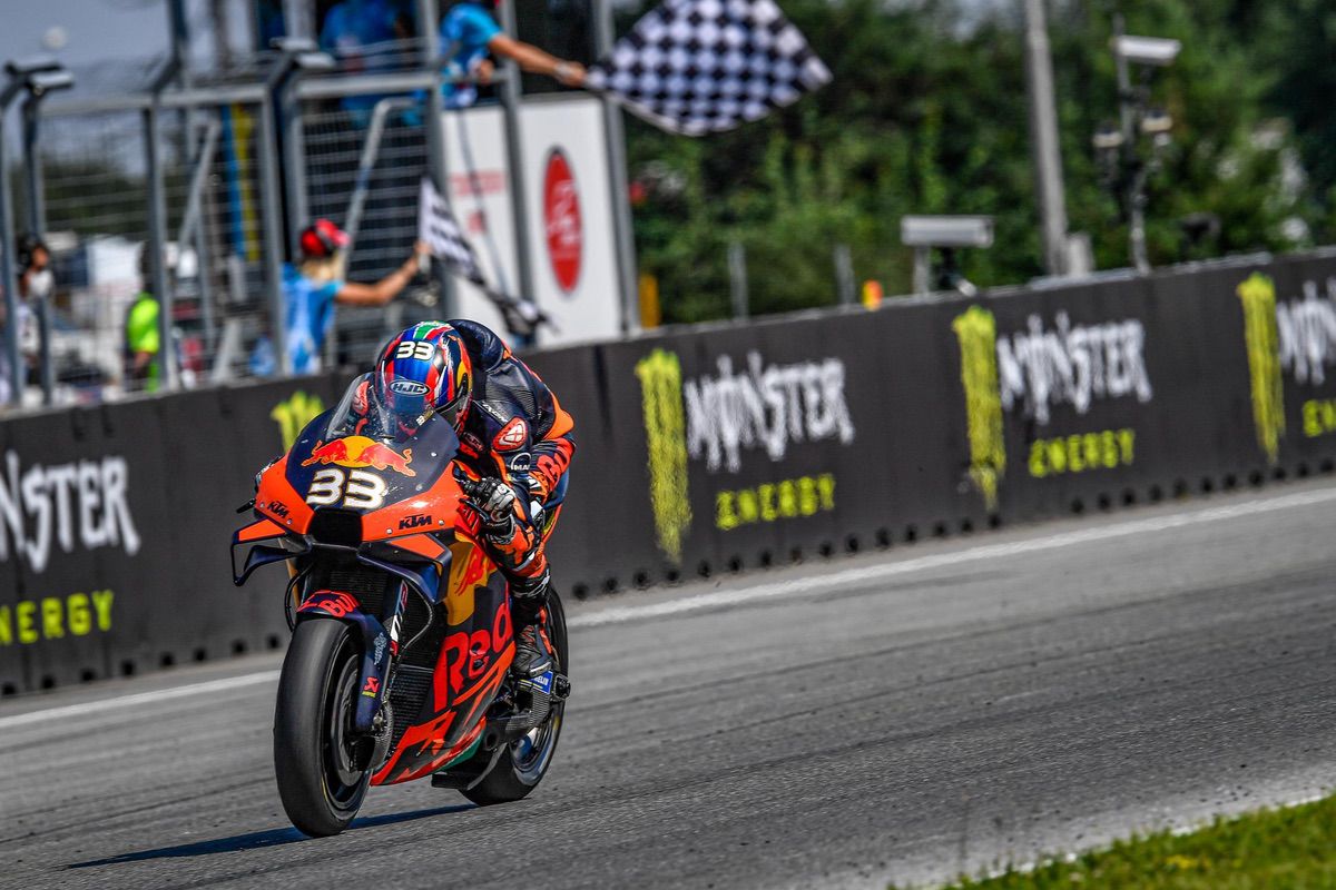 Brad Binder cruza 1º la meta de Brno