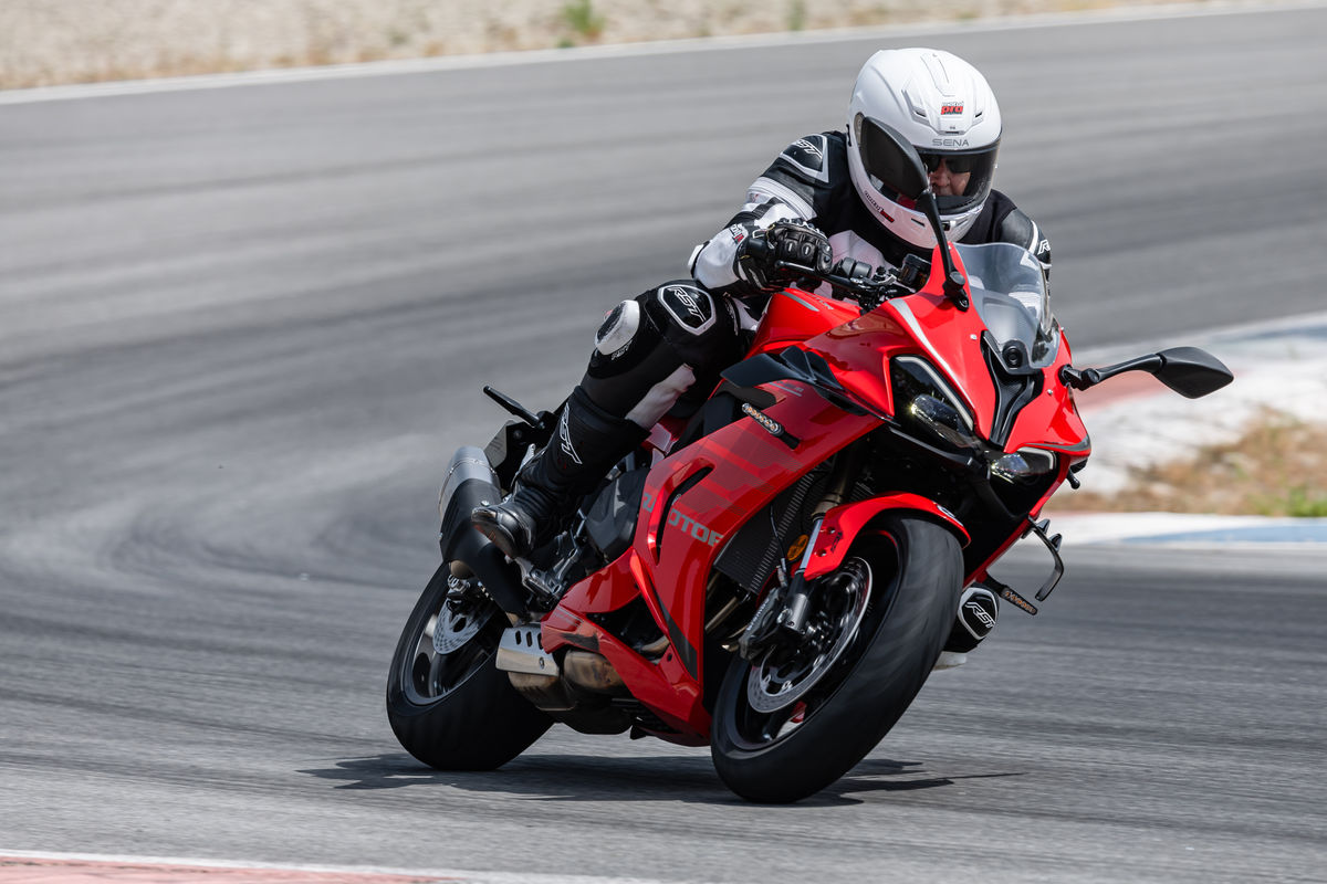 QJ Motor SRK 800 y RR a prueba: cuatro cilindros asequibles y bien dotadas