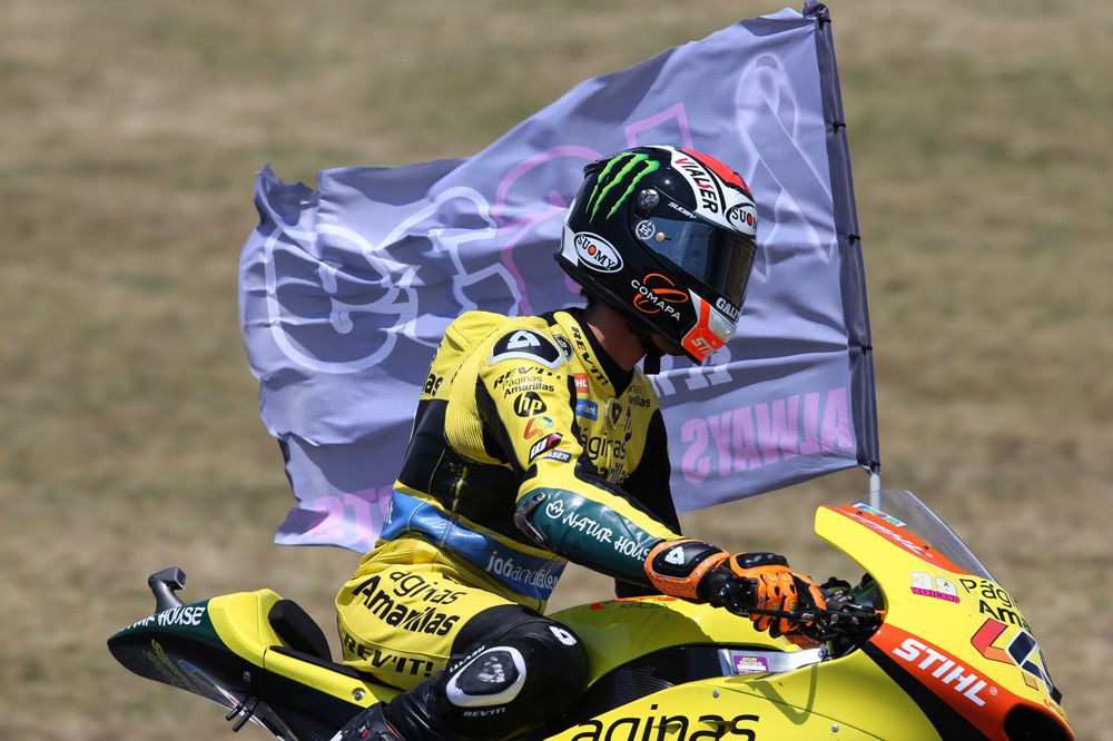 Alex Rins rinde homenaje a Luis Salom en la vuelta de honor del Gran Premio de Cataluña Alex Rins rinde homenaje a Luis Salom en la vuelta de honor del Gran Premio de Cataluña