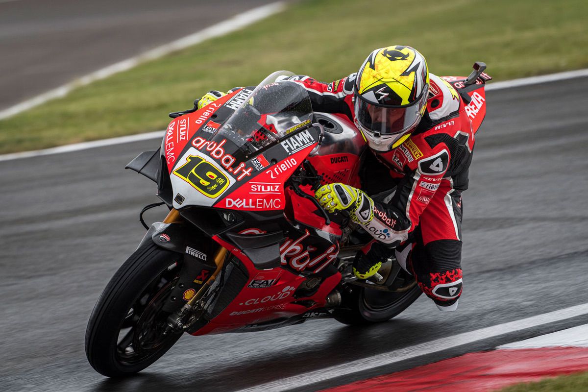 Alvaro Bautista subió al podio en la segunda carrera de Donington