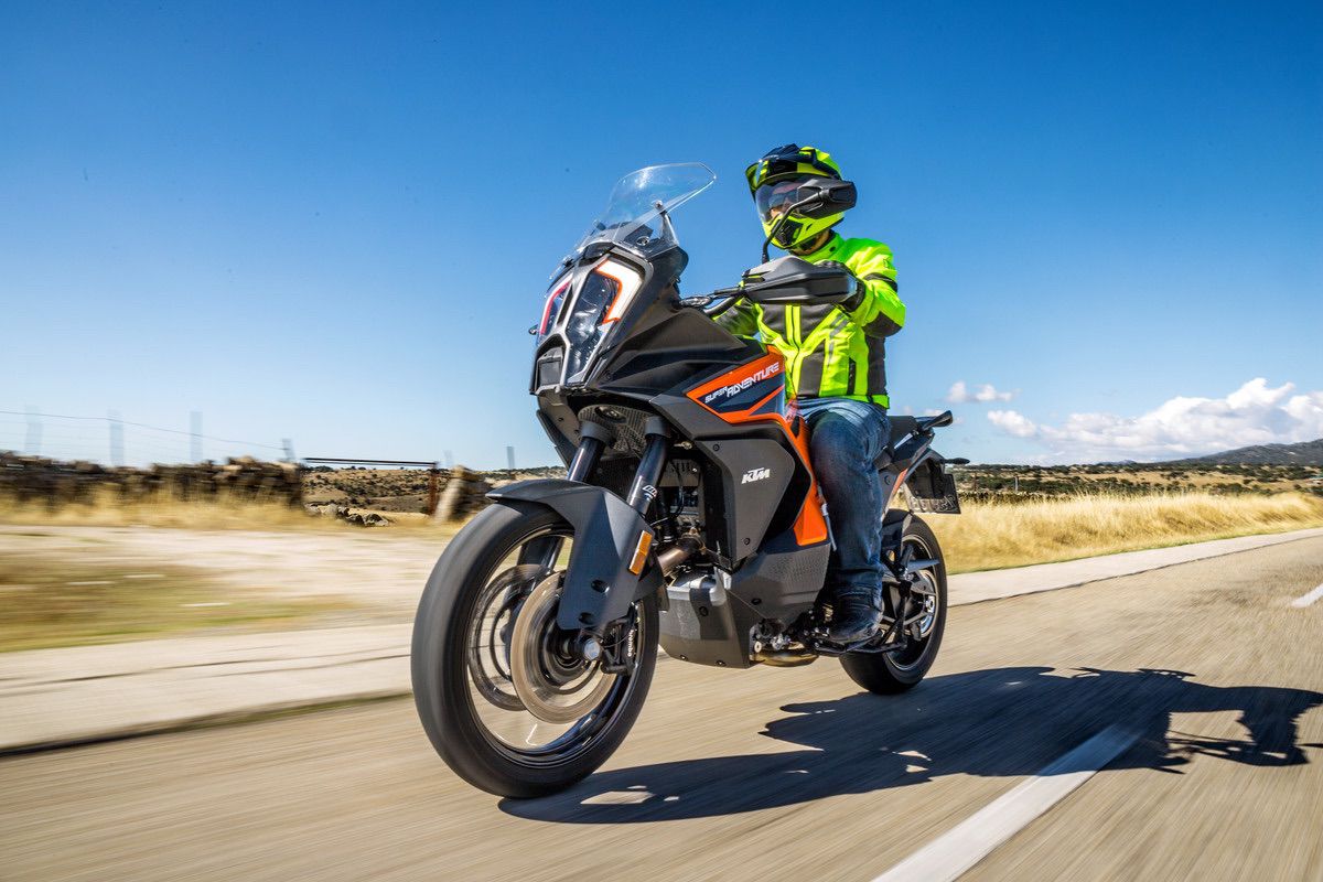 5 cosas prohibidas que nunca debes hacer cuando vas en moto