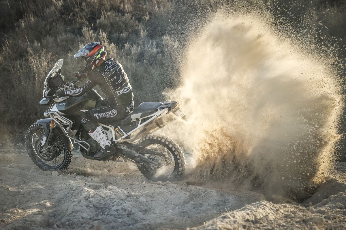 Nueva beca Triumph: consíguela y participa el 1000 Dunas 2022