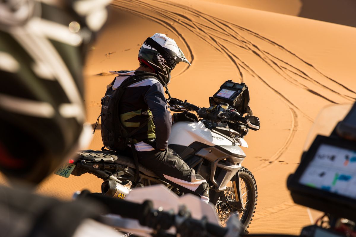 Nueva beca Triumph: consíguela y participa el 1000 Dunas 2022