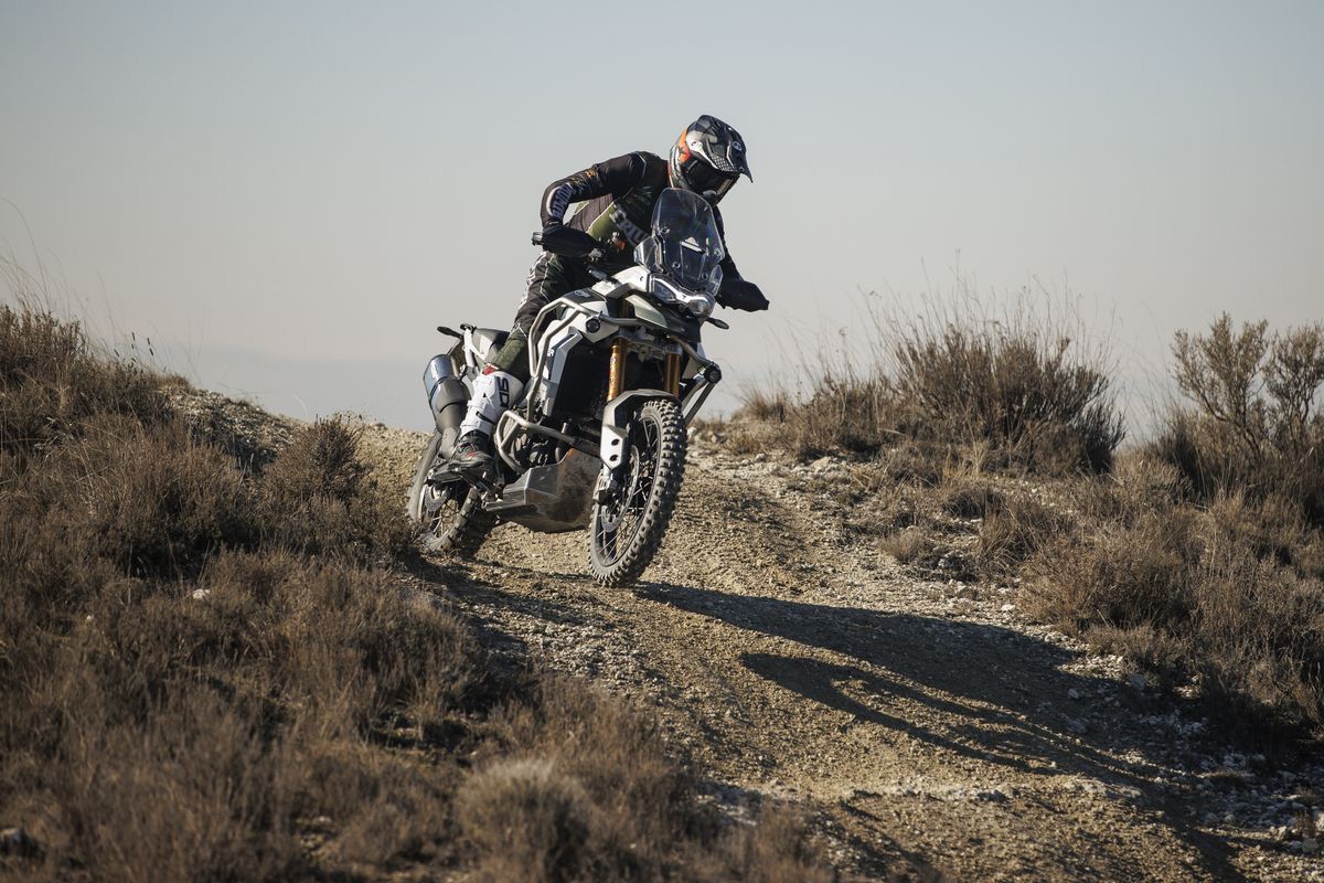 Nueva beca Triumph: consíguela y participa el 1000 Dunas 2022
