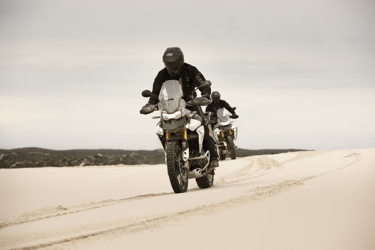 Nueva beca Triumph: consíguela y participa el 1000 Dunas 2022