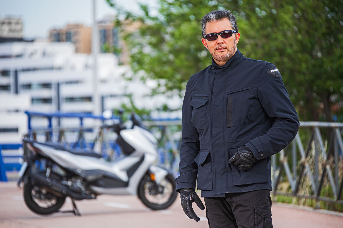 Prueba Blauer Ethan y guantes Blauer Urban | Moto1Pro