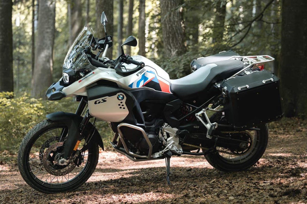 Nueva trail BMW F 900 GS 2024: 10 CV más y ¡14 kg menos!