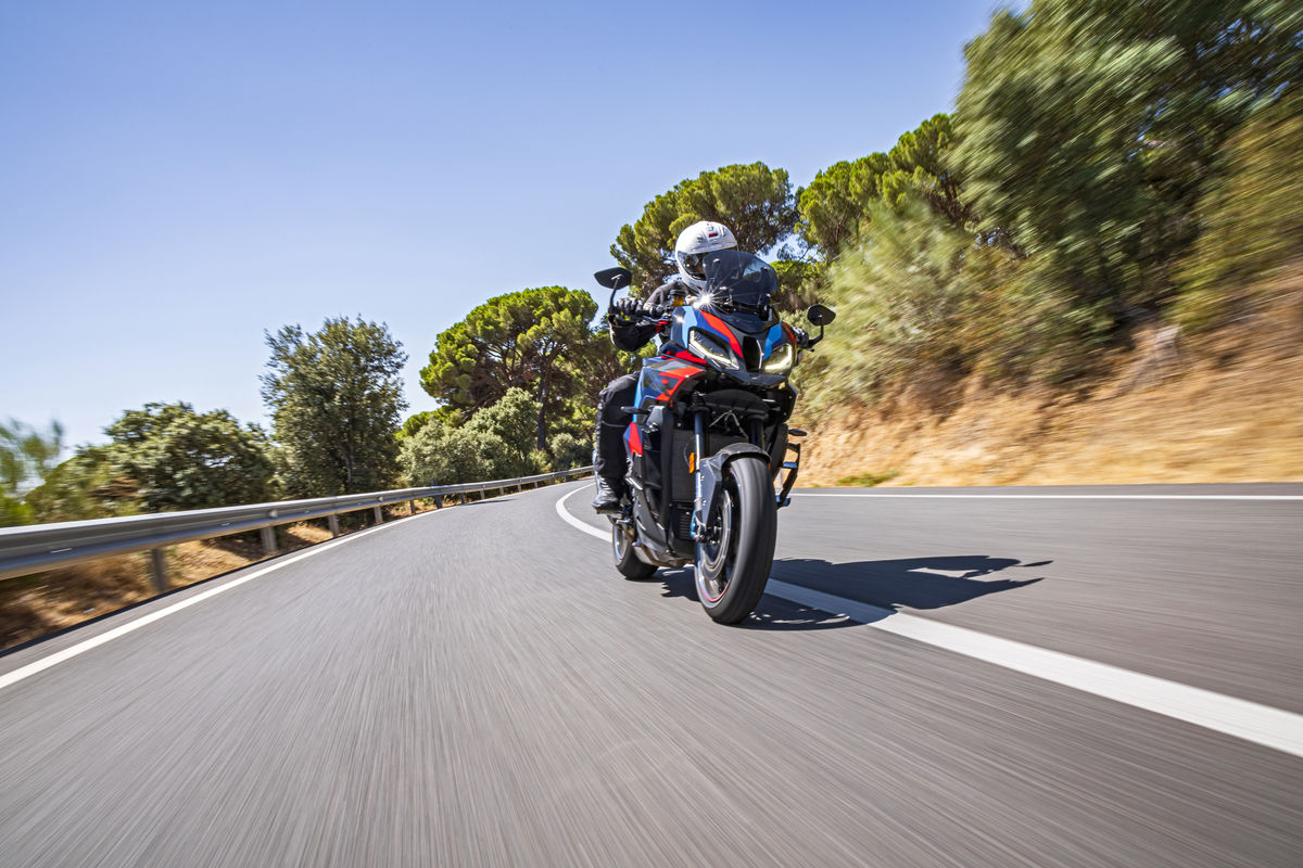 El arma absoluta para carretera: probamos la BMW M 1000 XR 2026 de 30.000 euros