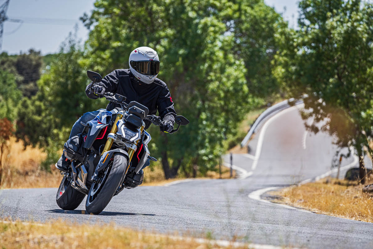 Prueba BMW R 1300 R: la bóxer naked más deportiva y potente