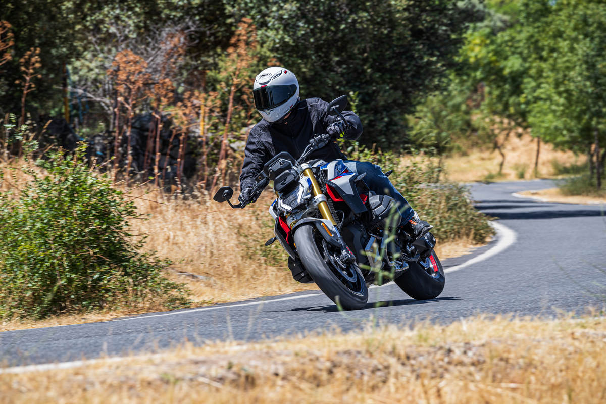 Prueba BMW R 1300 R: la bóxer naked más deportiva y potente