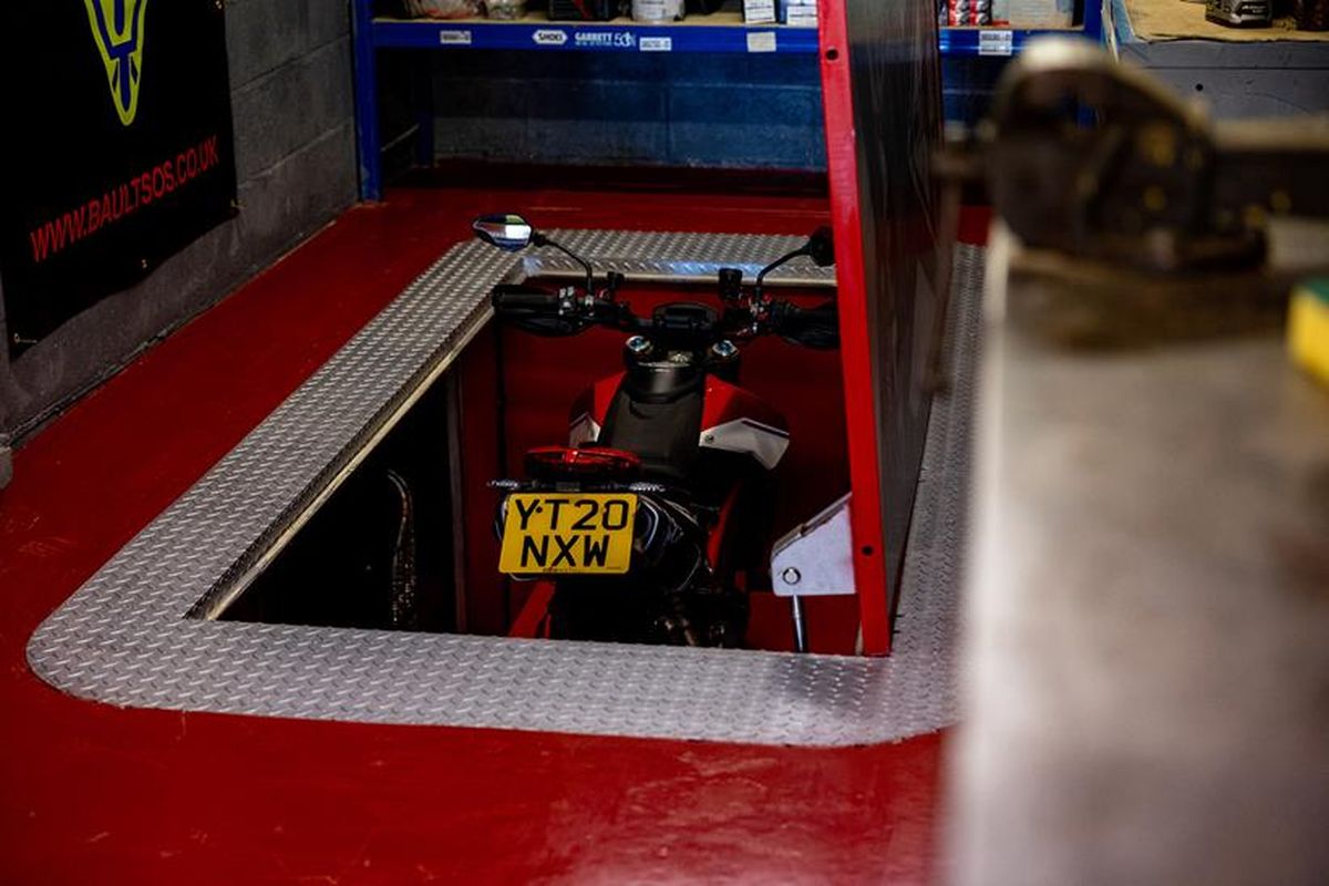 El antirrobo definitivo: esconde tu moto bajo tierra