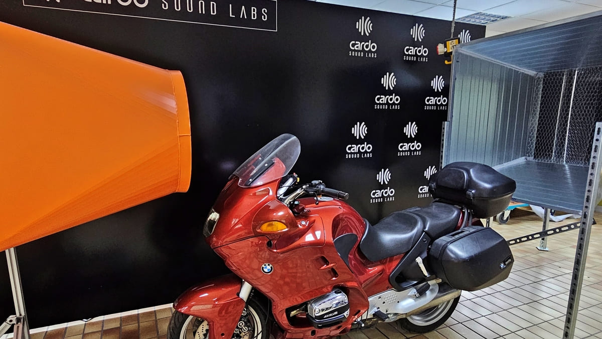 Nos colamos en el Cardo Sound Lab y probamos el nuevo casco Beyond GTS