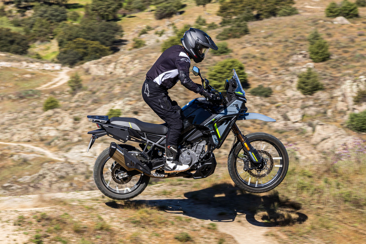 Probamos la CFMoto 450 MT 2026: muy buena dentro y fuera del asfalto