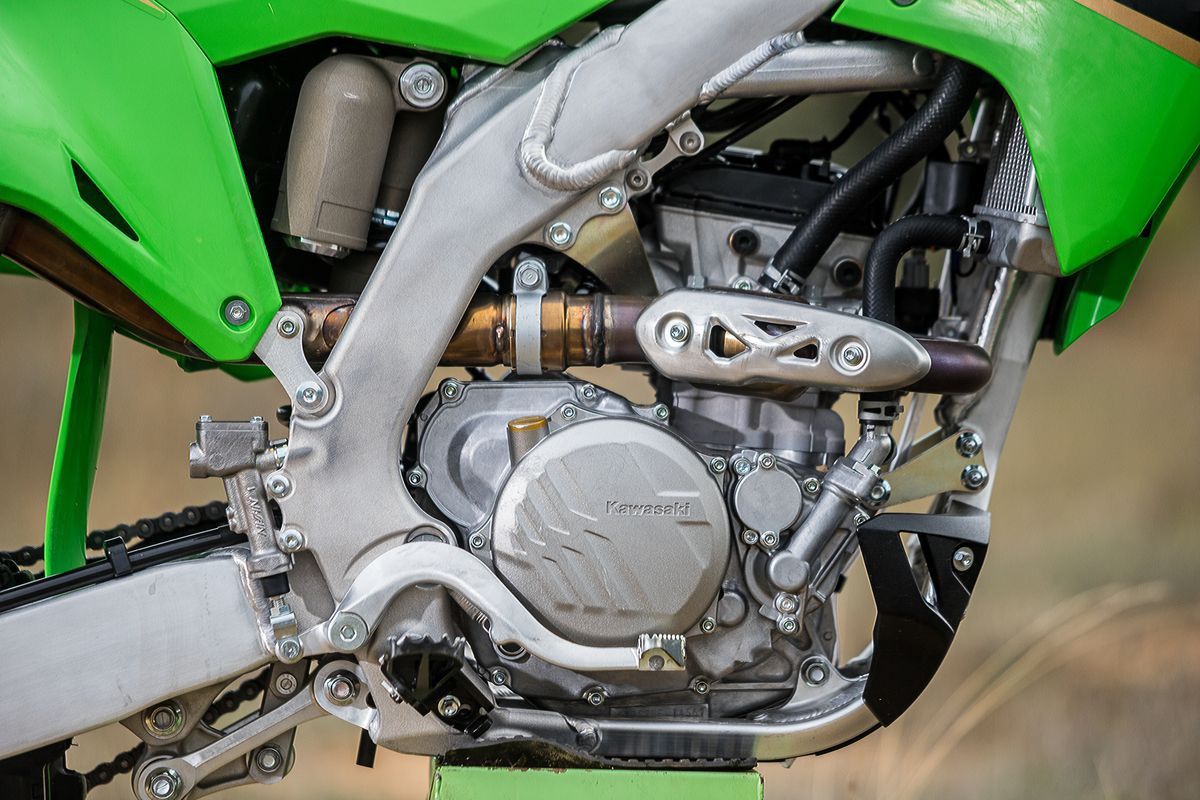 Prueba Kawasaki KX 250 2022: Corta y pega