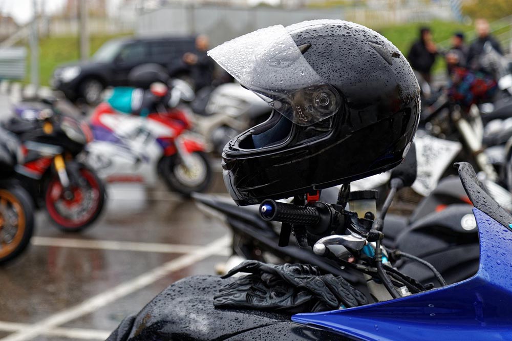 Repetido giratorio Araña de tela en embudo El casco de la moto y la lluvia: 6 consejos para no perder visibilidad |  Moto1Pro